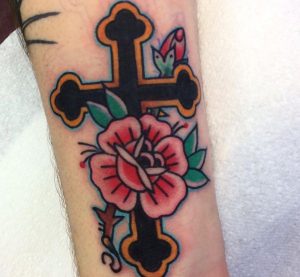Rose mit Kreuz Tattoo am Handgelenk