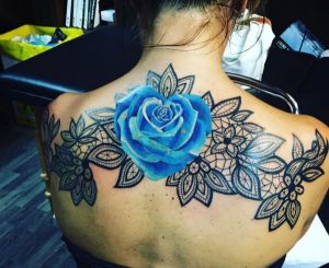 Rose Blauen Tattoo Design am Rücken
