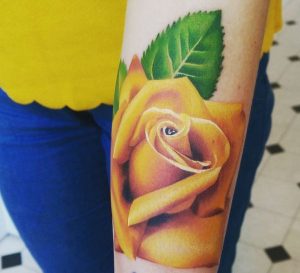 Realistisch Gelbe Rose Tattoo Design am Unterarm