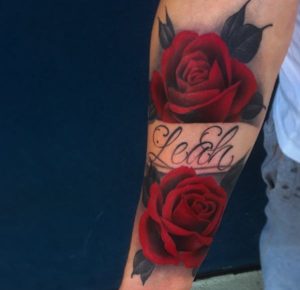 Gefüllten roten Rosen mit Namen Tattoo der Männer