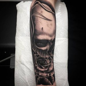 3D Rose mit Totenkopf auf dem Arm