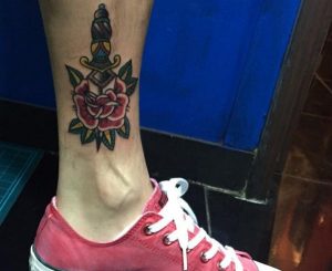 Tattoo Rose mit Dolch am Knöchel