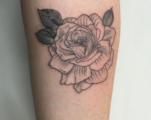 Rose Design am Unterarm schwarz und weiß