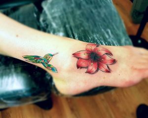 Blumen und Kolibri Fuß Tattoo