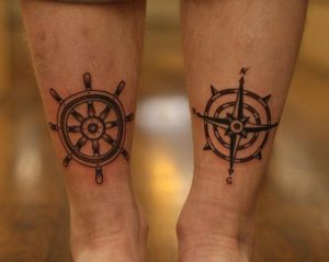 Schiffs-Rad und Kompass am Unterschenkel