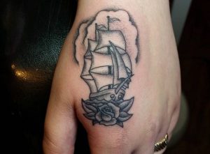 Kleine Segelschiff auf Hand schwarz und weiß