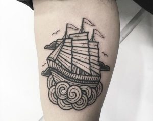Kleine Segelschiff am Oberarm schwarz und weiß