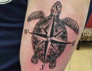 Schildkröten mit Kompass Design am Oberarm