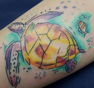 Cartoon Schildkröten mit Fisch Tattoo auf der Bein
