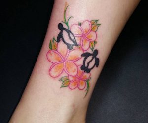 Schildkröten mit Blumen Tattoo am Unterschenkel