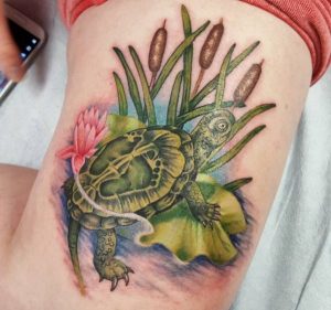 Schildkröten im Röhricht Tattoo Design am Obearm