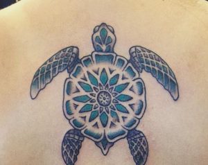 Tribal Schildkröten Design am Rücken
