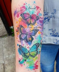 Aquarell Drei Schmetterling Tattoo Design am Unterarm
