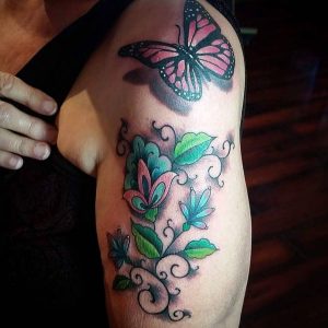 Schmetterling mit Blumen Tattoo Design am Oberarm