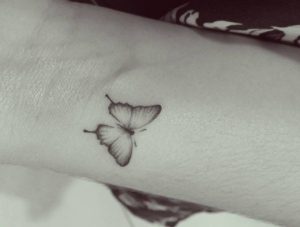 Kleiner Schmetterling Tattoo am Handgelenk