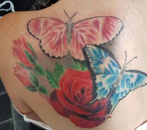 Zwei Schmetterling mit Rose Tattoo Design am Schulterblatt