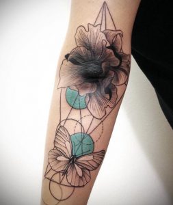 Geometrisch Schmetterling mit Blume Tattoo Design auf dem Arm