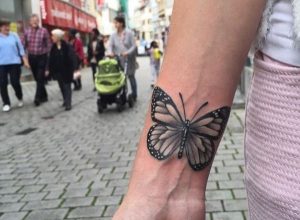Schöne Schmetterling Tattoo Design am Handgelenk