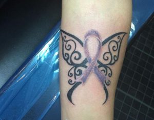 Tribal Schmetterling Tattoo mit Band am Unterarm