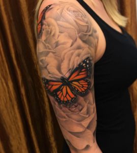 Monarch Schmetterling mit Rose Tattoo Design auf dem Arm