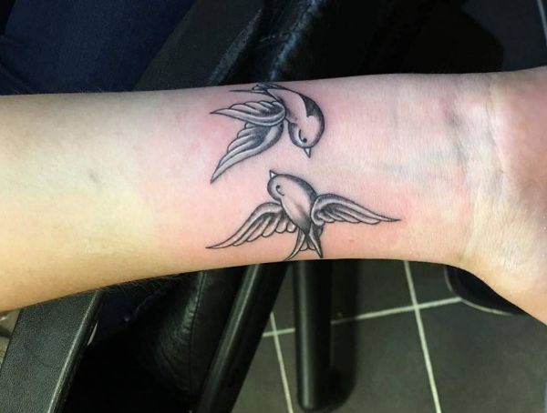Tattoo bedeutung schwalben handgelenk Die 52