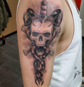 Zwei Schlange Tattoo mit Schwert und Totenkopf