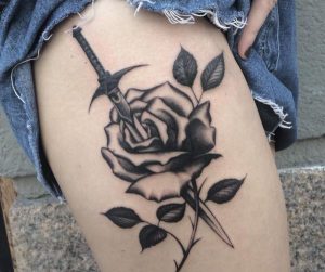 Schwert Design mit Rose am Oberschenkel