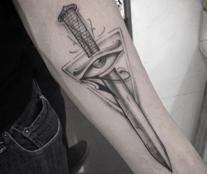 Schwert mit Horusauge Design am Unterarm