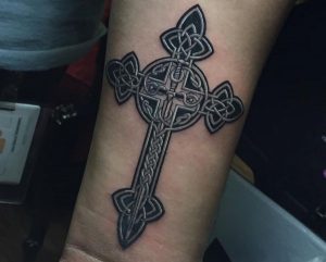 Keltisch Schwert und Kreuz Design am Handgelenk