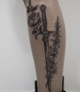 Schwert Tattoo mit Rose auf der Bein