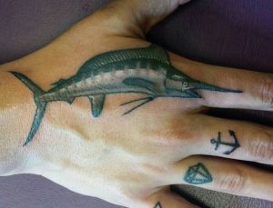 Schwertfisch Tattoo auf Hand