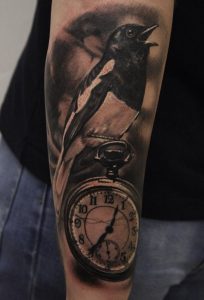 Elster und Uhr auf dem Arm