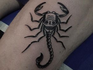 Skorpion mit Totenkopf Design am Oberschenkel