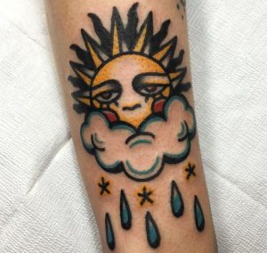 Tattoo Sonne mit Wolke Desgin auf dem Arm