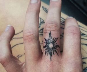 Sonne Tattoo am Finger