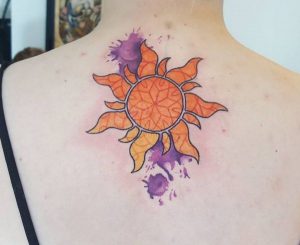 Wasserfarben Sonne Desgin im Nacken