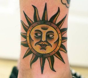 Sonne im Gesicht Tattoo Design