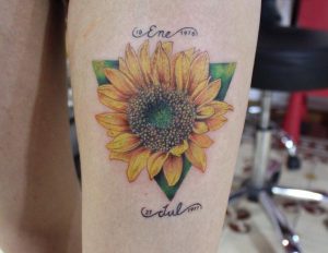 Sonnenblumen mit Namen und Datum Design auf der Bein