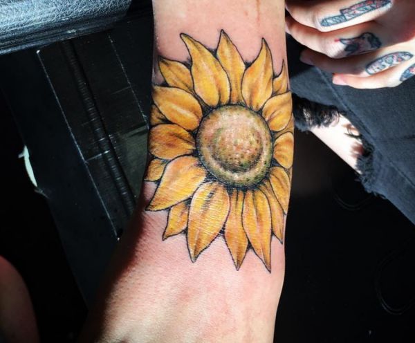Realistisch Sonnenblumen Design am Handgelenk