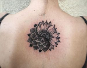 Mandala Sonnenblumen Design am Rücken