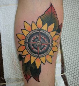 Sonnenblumen mit Kompass Tattoo Design am Unterarm