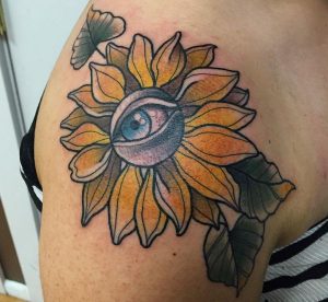 Sonnenblumen mit Auge Tattoo Design am Oberarm