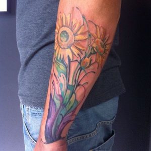 Aquarell Sonnenblumen Design am Unterarm der Männer