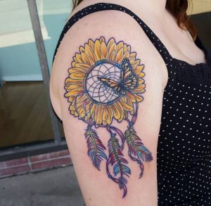 Traumfänger Sonnenblumen und Schmetterling Design am Oberarm