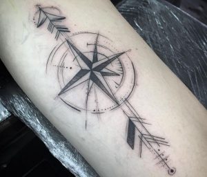Abstract Kompass Stern Tattoo auf dem Arm