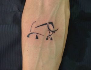 Kleiner Tattoo Stier Design am Handgelenk