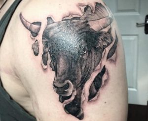 Stierkopf Design Tattoo am Oberarm