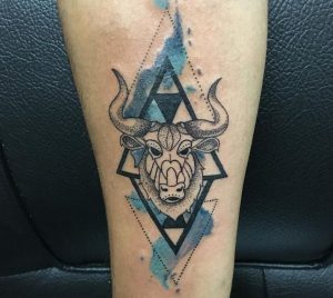Aquarell und Geometrisch Stier Tattoo Design am Unterarm