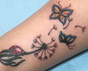 Marienkäfer mit Schmetterling Tattoo am Unterschenkel