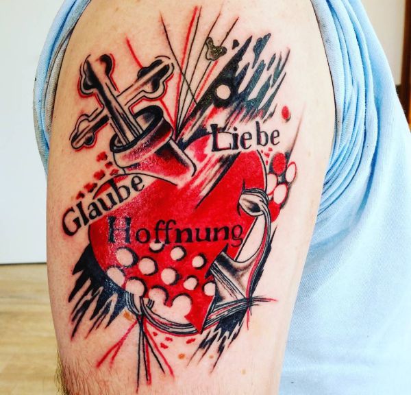 Glaube liebe hoffnung tattoo am Oberarm